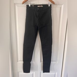 Black Levi’s 720 Superskinny